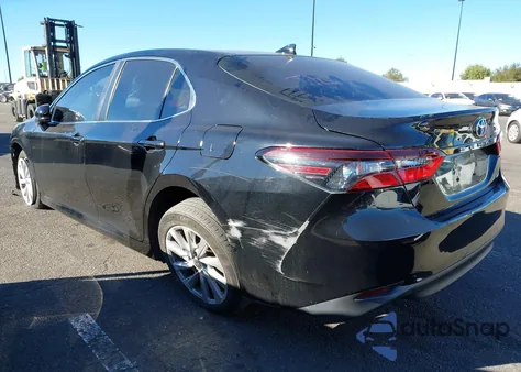 2021 Toyota Camry Le z USA, uszkodzony, nr VIN 4T1C11AK0MU604495